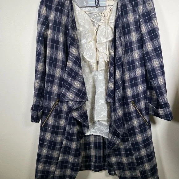 Pre-Loved Design Lab Plaid Jacket – Excellent Condition, Size Small - Picture 4 of 10